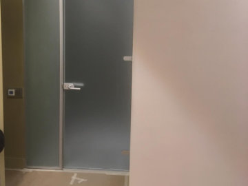 Стеклянная дверь в алюминиевой коробке