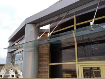 Стеклянный козырек на крыше Питерской высотки