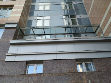 Стеклянный козырек на металлокаркасе