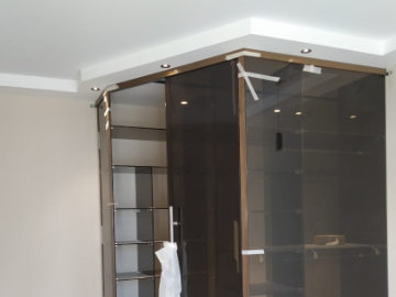 Цельностеклянный гардеробный шкаф