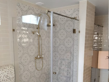 Угловая стеклянная душевая кабина